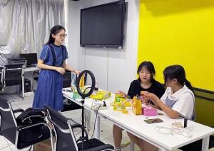 南商学子斩获首届网络直播创新创业实战技能大赛两项大奖秋天收获